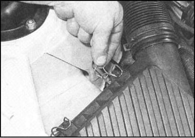 1. Отпустите четыре проволочных фиксатора,…