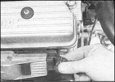 1. Рассоедините разъем электропроводки на торце…