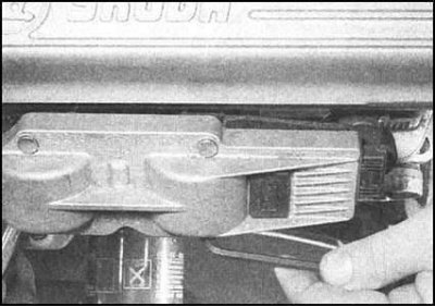 1. Рассоедините разъем электропроводки на торце…