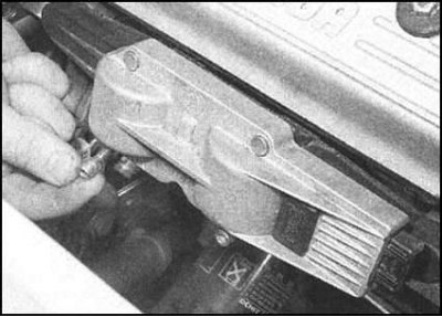 1. Рассоедините разъем электропроводки на торце…