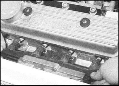3. Плавно потянув вперед, снимите блок катушки со…
