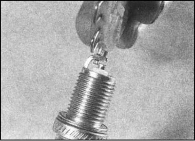 9. Корректировку зазора следует производить при…