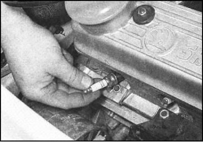 11. Аккуратно наживите свечу в отверстие в нише…