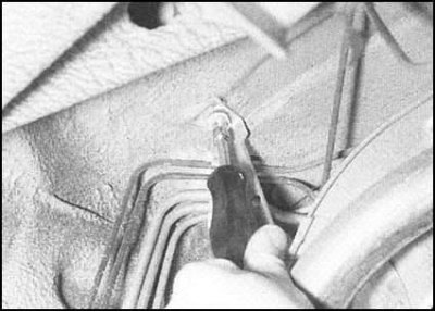 3. Отдайте три крепежные гайки...