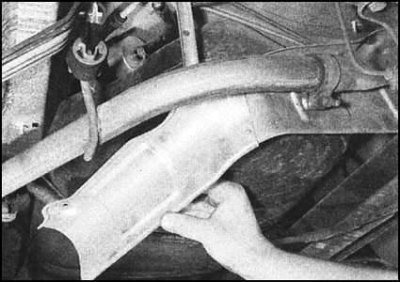 ...и снимите термозащитный экран системы выпуска…