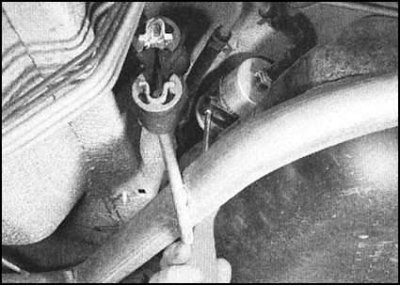 5. Ослабьте винт хомута крепления фильтра.