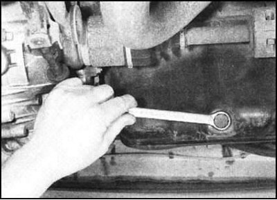 6. При помощи накидного или торцевого ключа с…