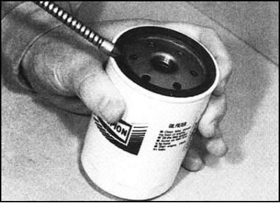 12. Слегка смажьте уплотнительное кольцо нового…