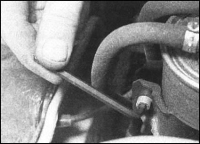 5. При помощи пруткового ключа выверните винт…