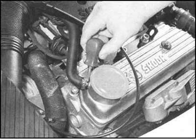 3. Отдайте две гайки крепления крышки головки…