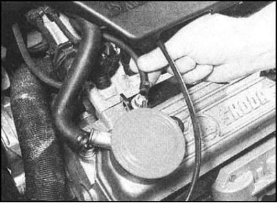 3. Отдайте две гайки крепления крышки головки…