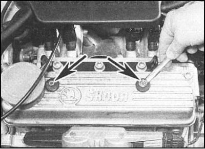 3. Отдайте две гайки крепления крышки головки…