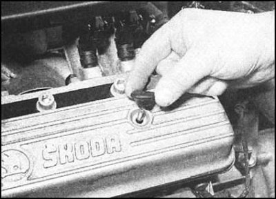 3. Отдайте две гайки крепления крышки головки…