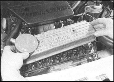 4. Снимите крышку головки цилиндров и аккуратно…