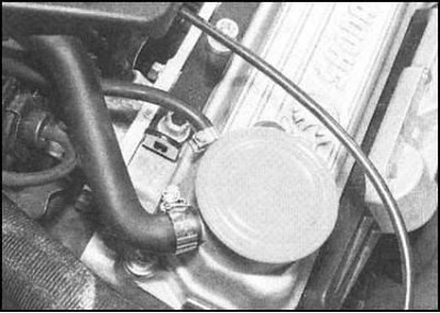 3. Подсоедините к заливной горловине…