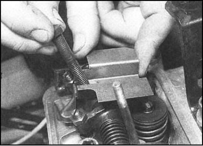 4. Вверните два болта головки цилиндров,…