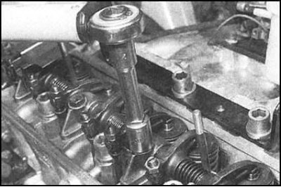 4. Вверните два болта головки цилиндров,…