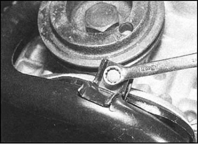 4. Под автомобилем выверните болт крепления…