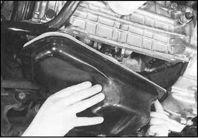 ...прижмите поддон к двигателю и от руки затяните…