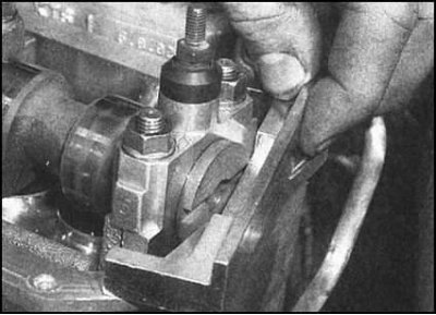 4. Введите рабочий край блокиратора в зацепление…