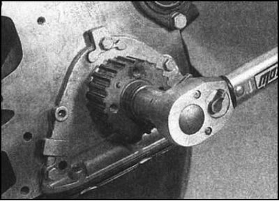 2. Удостоверьтесь, что коленчатый вал находится в…