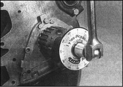 2. Удостоверьтесь, что коленчатый вал находится в…