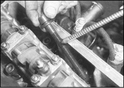 5. Слегка смажьте резьбу и нижние поверхности…