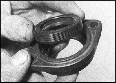 5. Извлеките промежуточный вал из блока цилиндров…