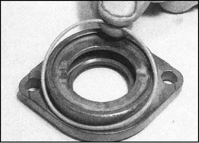 5. Извлеките промежуточный вал из блока цилиндров…