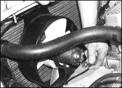 2. Отсоедините электропроводку от электромотора…