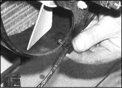 затем высвободите провода из промежуточных…