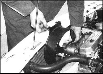 и снимите кожух вентиляторной сборки с задней…