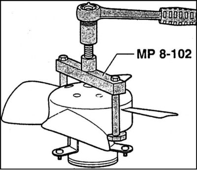 7. Выверните крепежные винты и снимите крыльчатку…