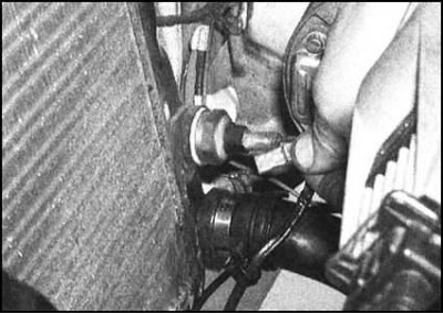 3. Отсоедините от датчика-выключателя…