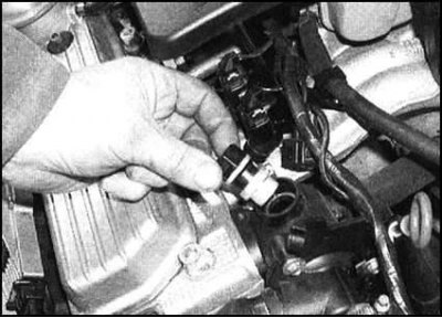 5. Затем датчик просто извлекается из своего…