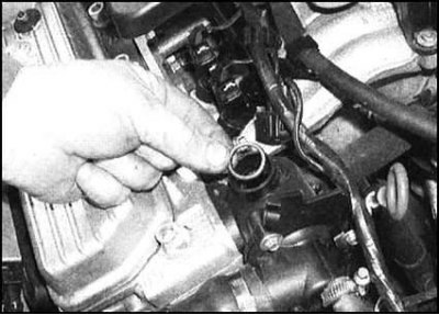 6. В заключение также снимите уплотнительное…