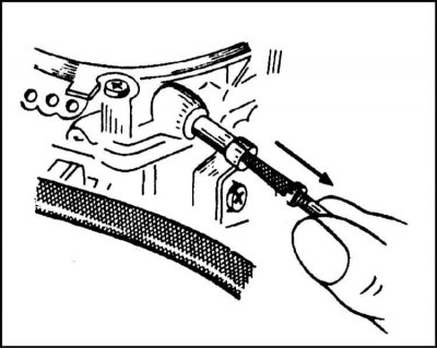 4. Потянув за головку винта, извлеките фильтр из…