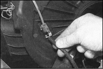 3. Слегка приподнимите кожух воздухоочистителя,…