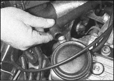 4. Снимите с верхней крышки двигателя большой…