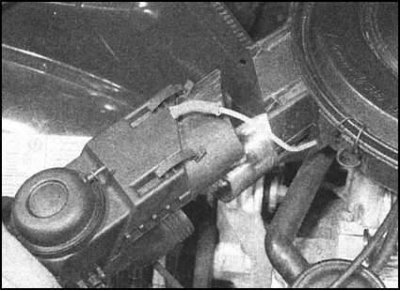 и снимите кожух, сдвинув его вперед.