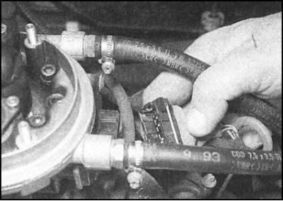 5. Отсоедините от корпуса дросселя трос…