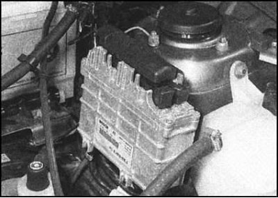 ECU расположен сзади на левой переборке…