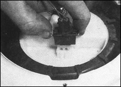 5. Рассоедините разъем электропроводки в верхней…