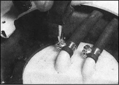 6. Обложите ветошью штуцерные соединения шлангов…