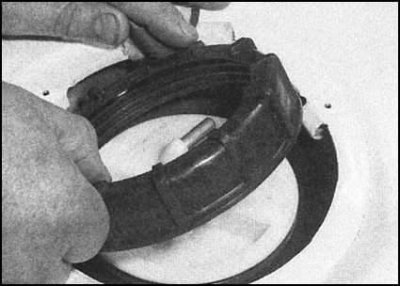 7. Отверните пластмассовое кольцо крепления…