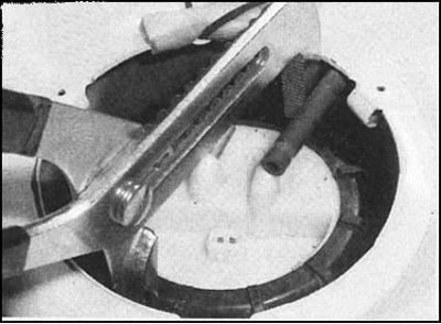 Примечание. Отдавание пластмассового крепежного…