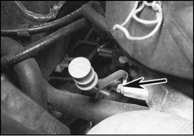 8. Выверните крепежный болт и отсоедините трубку…