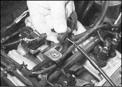 4. Издърпайте кабела през гумената втулка, като…