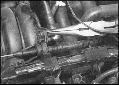 2. Закрепете корпуса на кабела в опорната скоба…