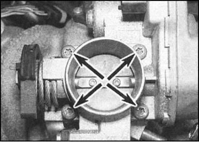 6. Выверните четыре сквозных болта и снимите…